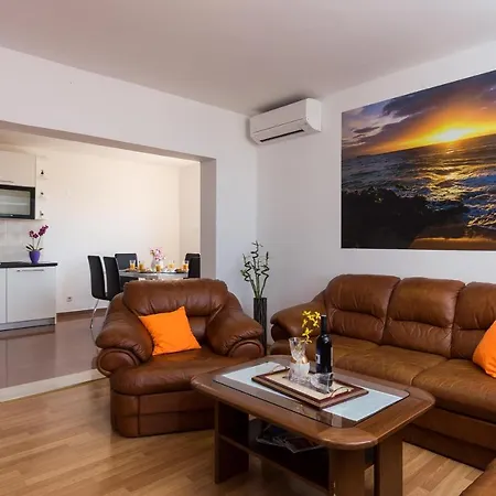 Supetar - Three Bedroom With Terrace And Partial Sea View * Cavtat