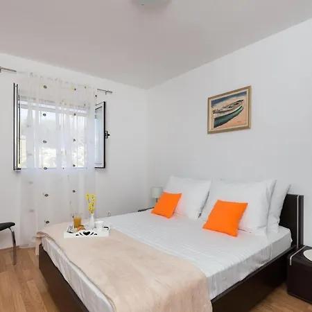 Supetar - Three Bedroom With Terrace And Partial Sea View Apartment