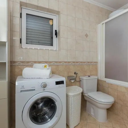 Supetar - Three Bedroom With Terrace And Partial Sea View Apartment *